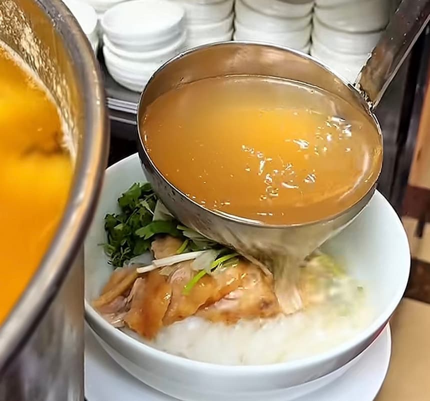 牛骨スープ 透明でコクのあるフォーの出汁
