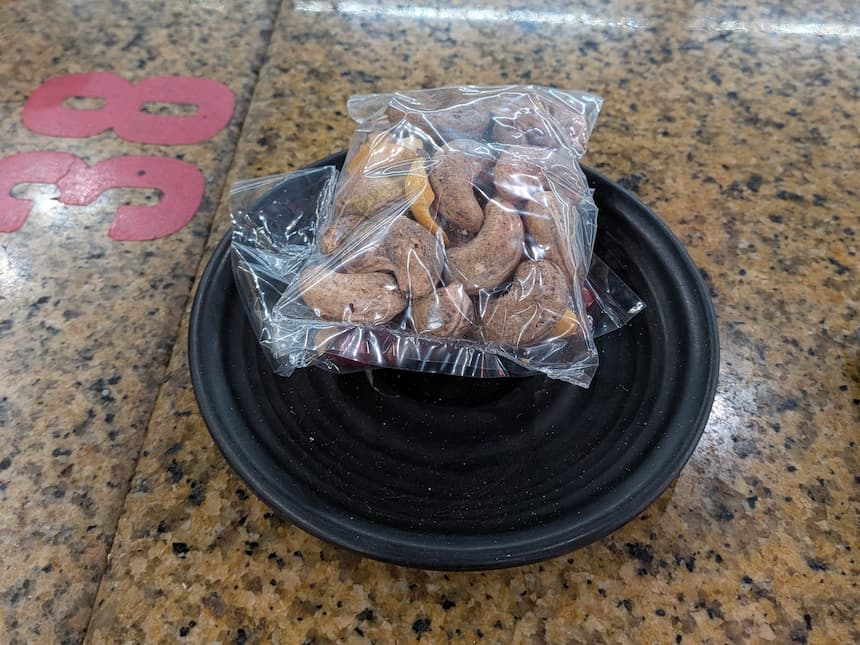 ビアホイの定番つまみ、殻付き茹で落花生（lạc）