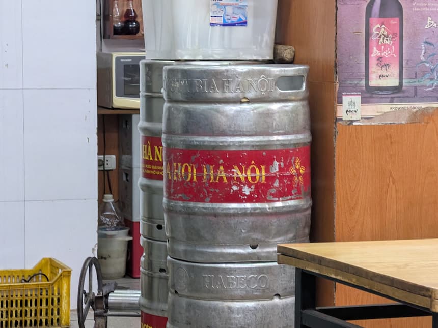 HABECOのBia Hơi Hà Nộiの樽（ケグ）が積まれている様子