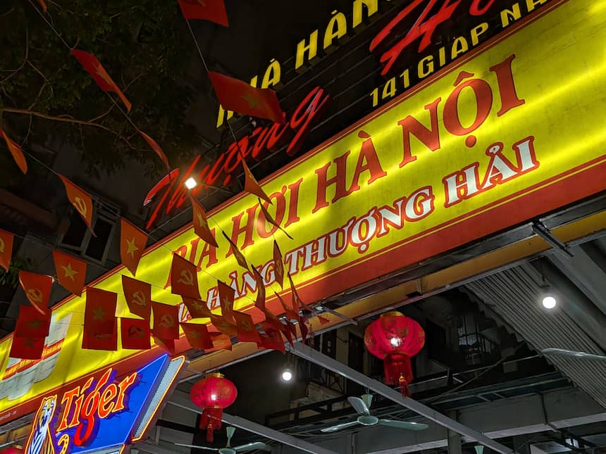 ハノイのビアホイ屋「Nhà Hàng Thượng Hải」の黄色い看板と赤い提灯