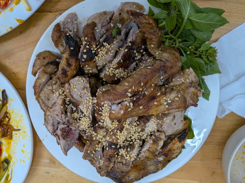 焼きアヒル（Vịt nướng）胡麻がけ、バジル添え