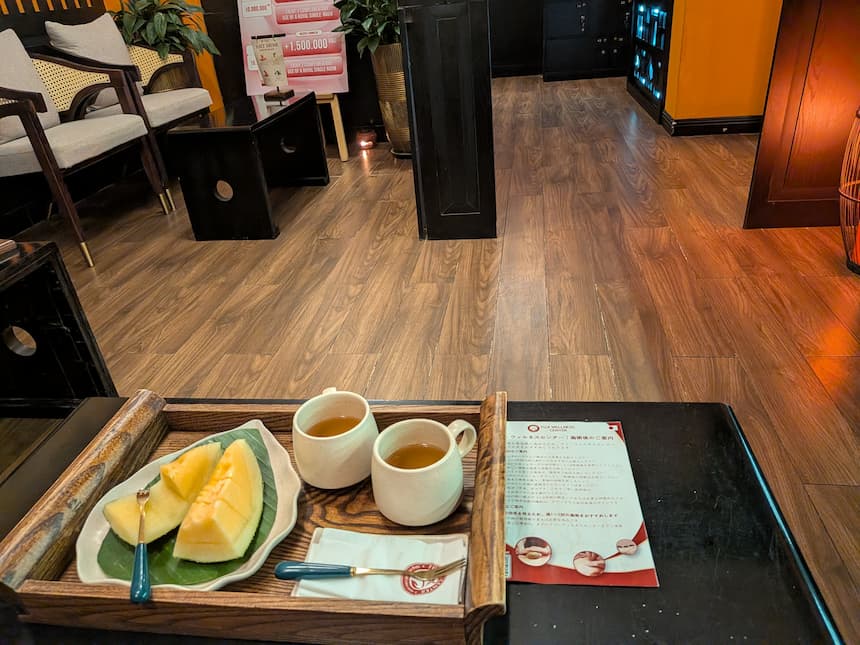 施術後のサービス。カットしたメロンとお茶、日本語のアフターケア案内が添えられる