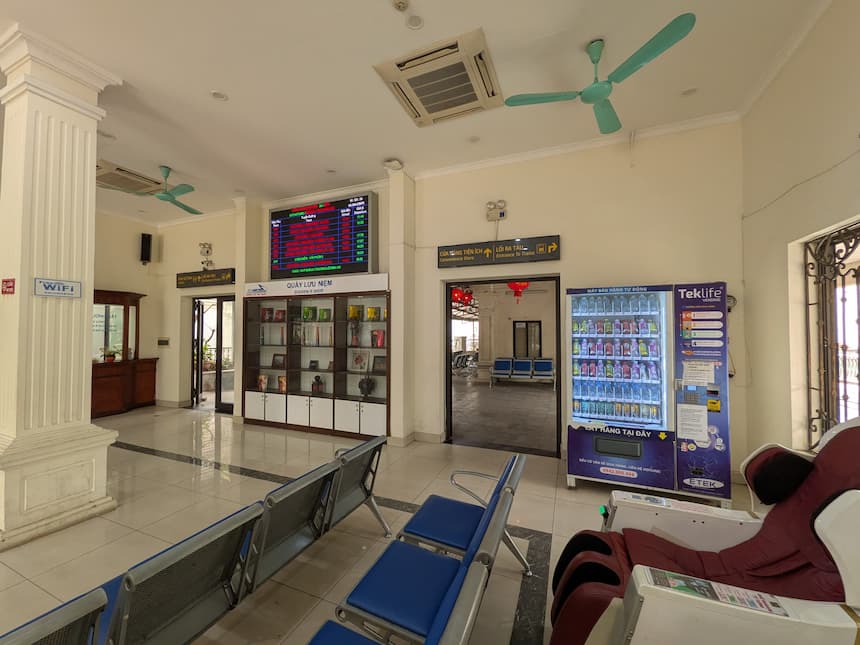 ハノイのロンビエン駅の電光掲示板と売店・自販機がある構内