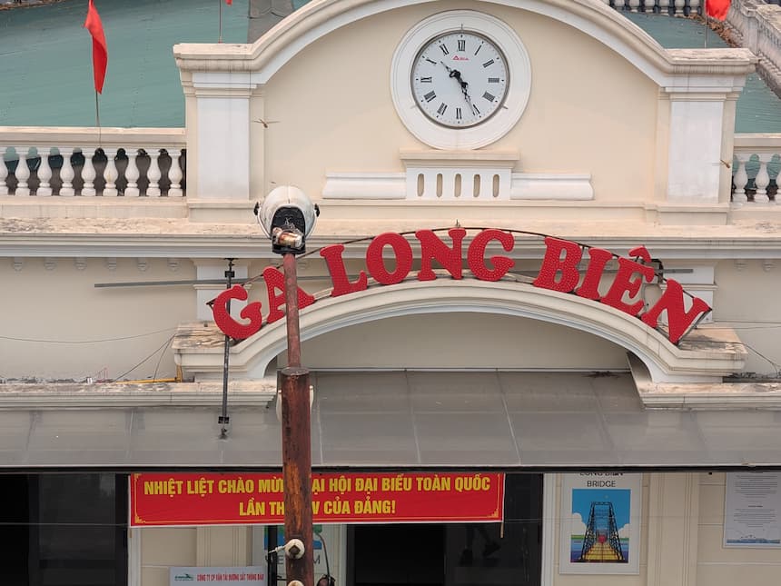 ハノイのロンビエン駅の外観と赤いGA LONG BIÊNの看板