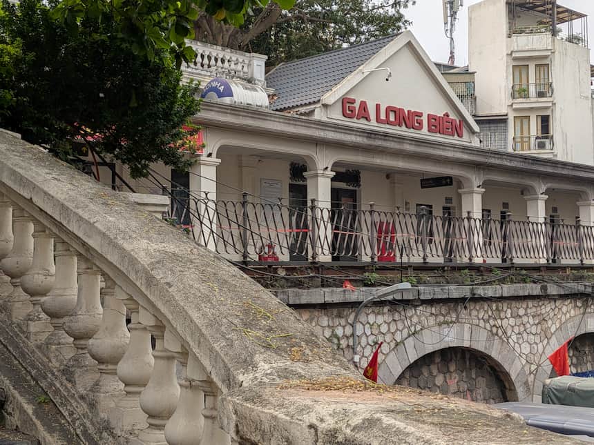 ハノイのロンビエン駅の小さな駅舎と古い線路が残るローカルな雰囲気