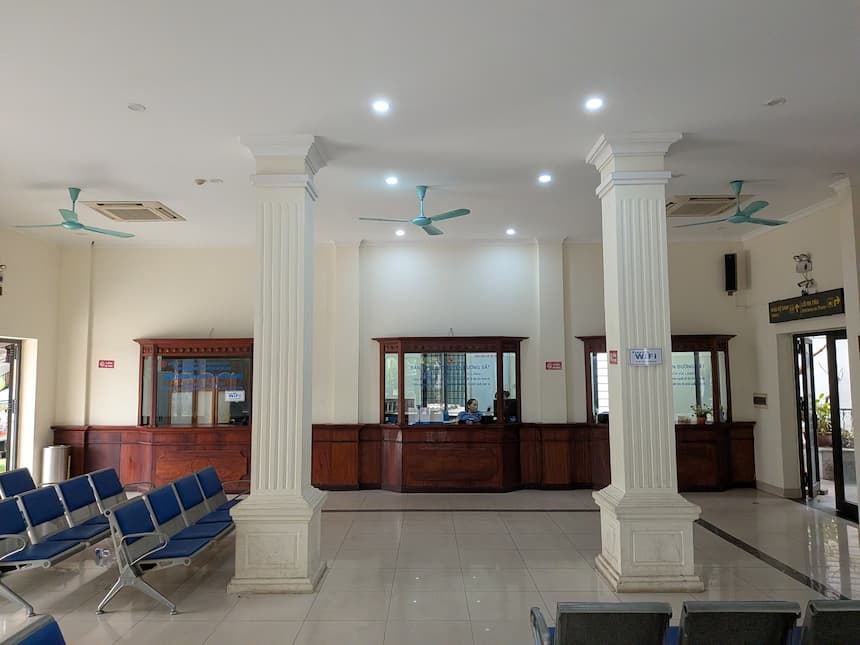 ハノイのロンビエン駅の待合スペースとチケット窓口の様子