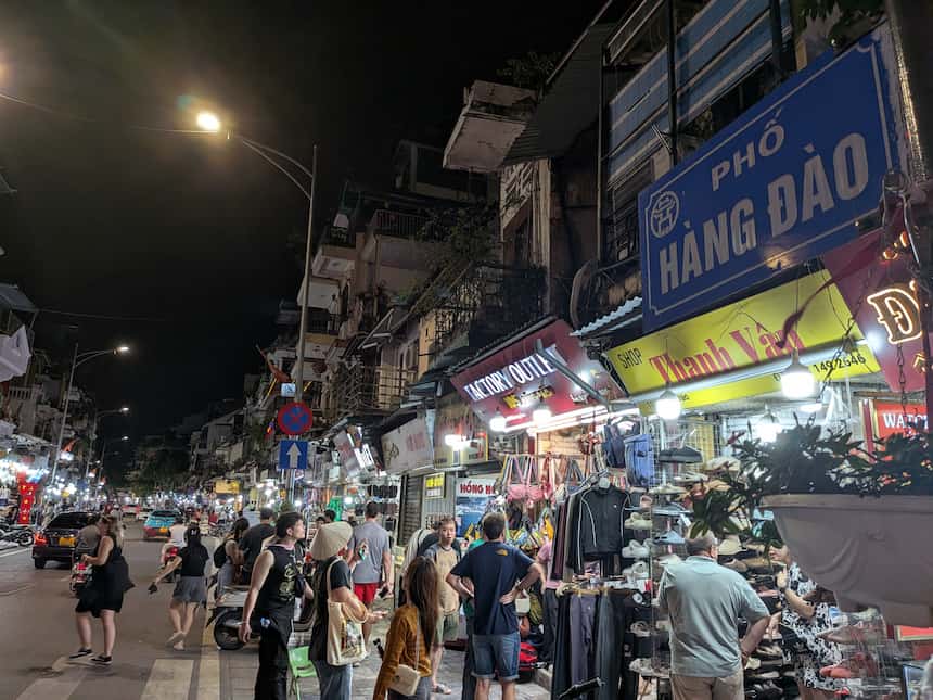 平日(月〜木曜)夜のハノイ旧市街ハンダオ通り|観光客と商店が並ぶナイトマーケット通り