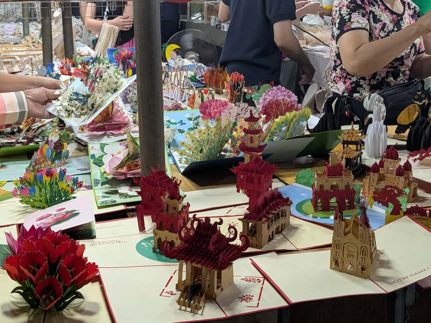 ハノイの3Dポップアップカード土産｜寺院や街並みを再現した立体カード