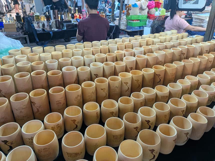 ハノイの竹製カップ土産｜ナイトマーケットで並ぶ軽くて持ち帰りやすいマグ