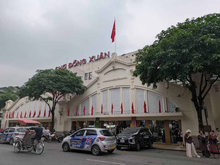 ハノイ旧市街ドンスアン市場の外観｜ナイトマーケット北端のランドマーク