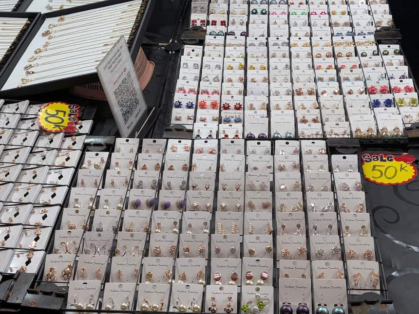 ハノイのピアス土産｜ナイトマーケットで並ぶ手頃なアクセサリー