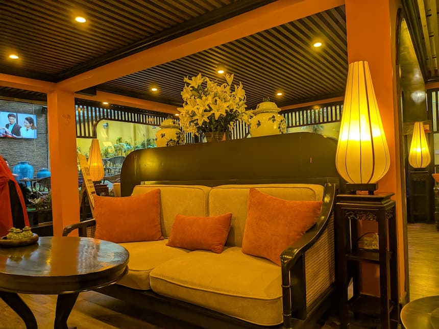 Fuji Wellness Centerの待合スペース。朱色の柱と黒い木格子、桜柄のランタンが並ぶ和モダン空間