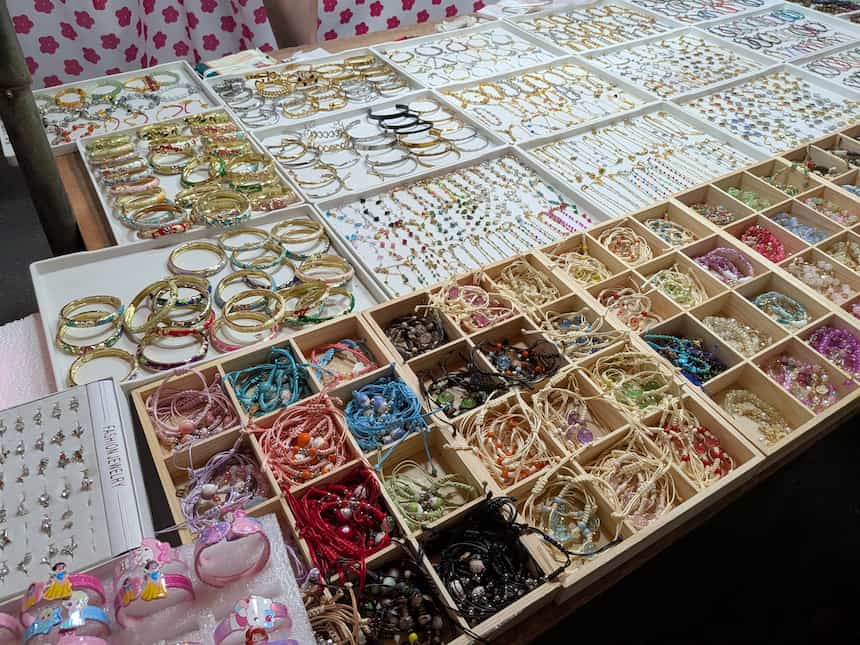 ハノイのハンドメイドアクセサリー土産｜ブレスレットやネックレスが並ぶ屋台
