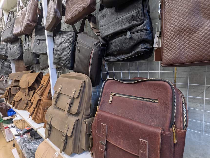 ハノイのレザーバッグ土産｜リュックやショルダーバッグが並ぶ革製品店