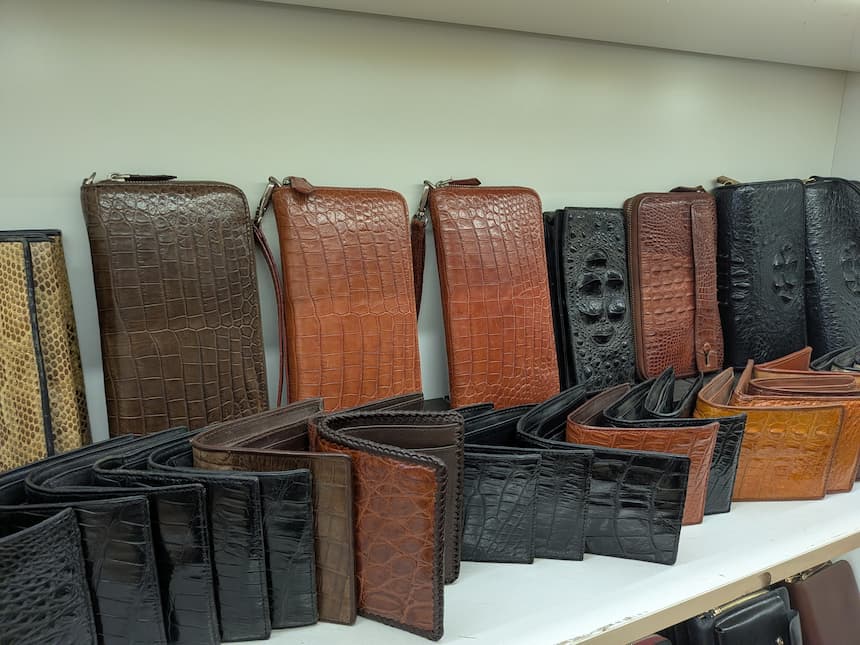 ハノイのレザー財布と小物土産｜クロコ風デザインなどの革製品