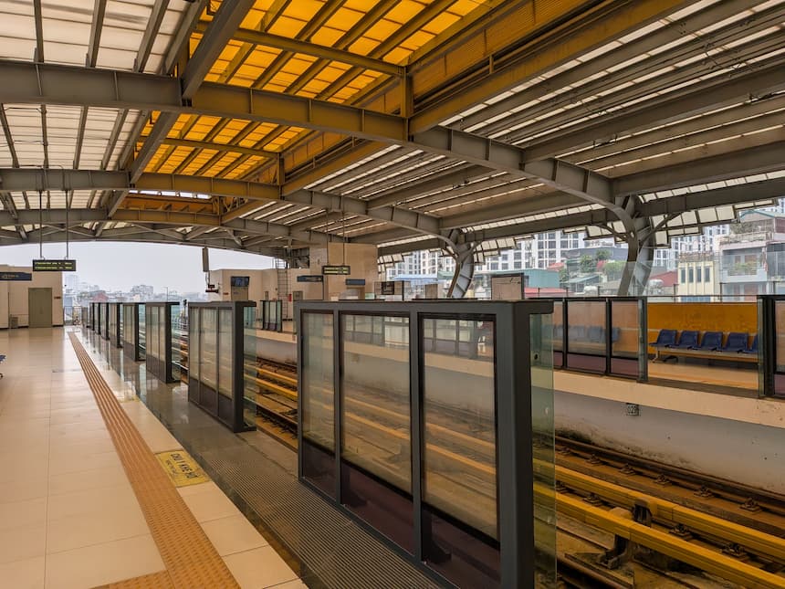 Láng駅のホーム。平日午前10時過ぎだが乗客がほとんどいない閑散とした様子