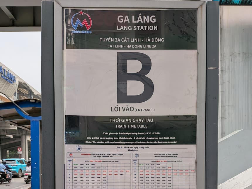 Láng駅入口に掲示されている2A号線の時刻表。運行時間は5:30から22:00