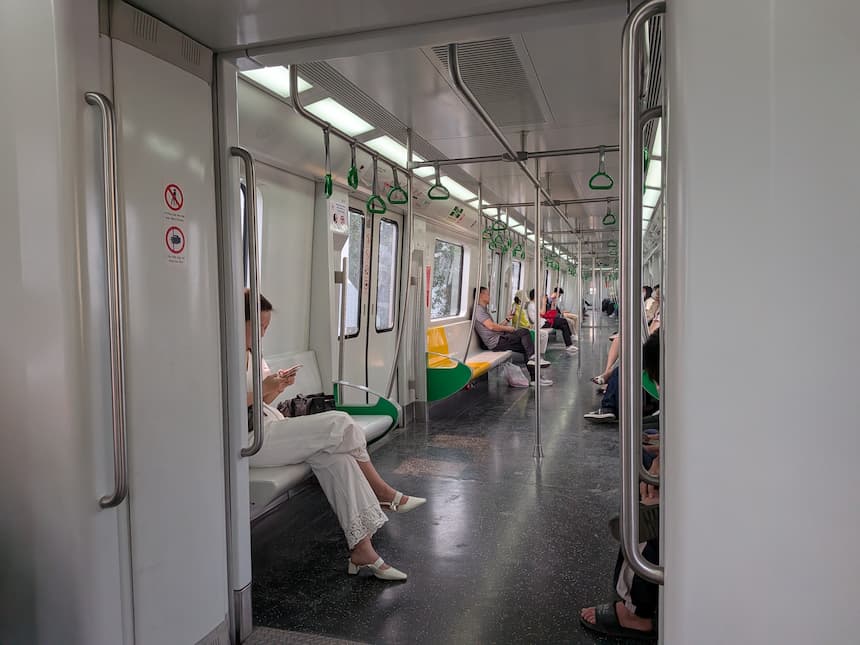 2A号線の車内。緑色のつり革と座席が並ぶシンプルな内装