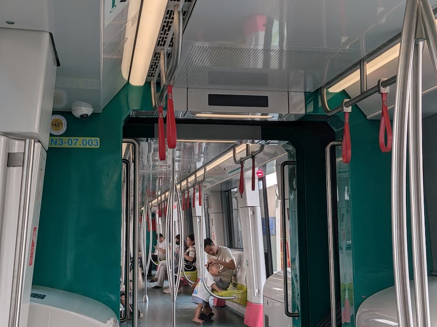 3号線の車内。緑色の壁、赤いつり革、黄色い座席が並ぶカラフルな内装