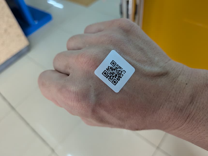 ハノイメトロの乗車券となる紙のQRコードシール。手の甲に貼って改札を通る