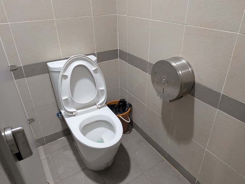 ハノイメトロの駅構内にあるトイレ。清潔で無料で使える