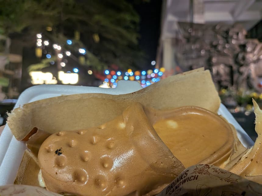 ハノイナイトマーケットのチーズ入りパン｜サンダル型