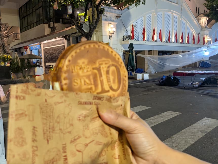 ハノイナイトマーケットでチーズ入り軽食を食べ歩き｜ドンスアン市場前の屋台グルメ