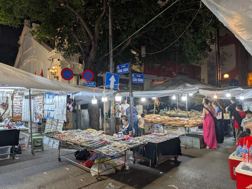 ハノイナイトマーケット北端ドンスアン市場前の屋台の様子｜市場周辺に並ぶ夜店エリア