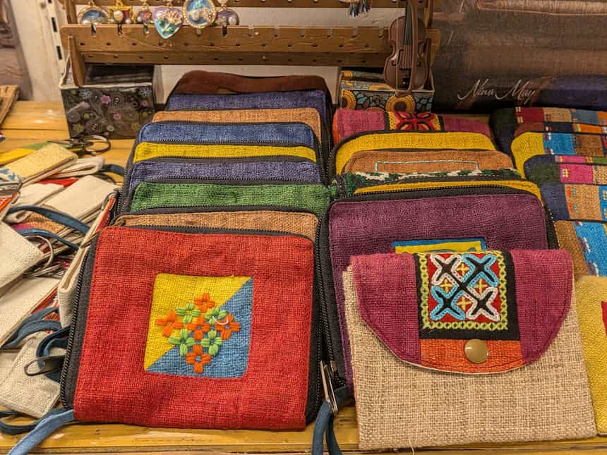 ハノイナイトマーケットの刺繍ポーチと小物財布｜ベトナムの手作り土産