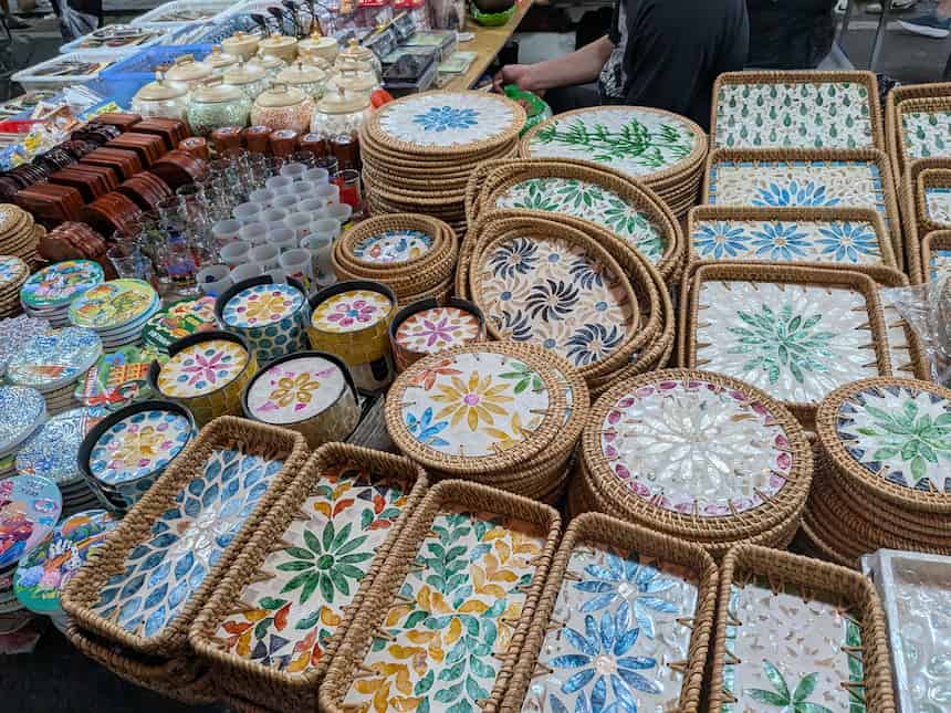ハノイナイトマーケットのラタン製トレーや雑貨｜ベトナムらしい手工芸品