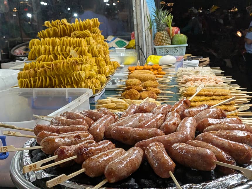 ハノイナイトマーケットの串焼き屋台｜ソーセージや揚げ物が並ぶストリートフード