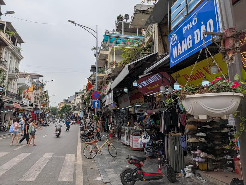 ハノイ旧市街ハンダオ通りの昼の様子｜バイクと商店が並ぶ街並み
