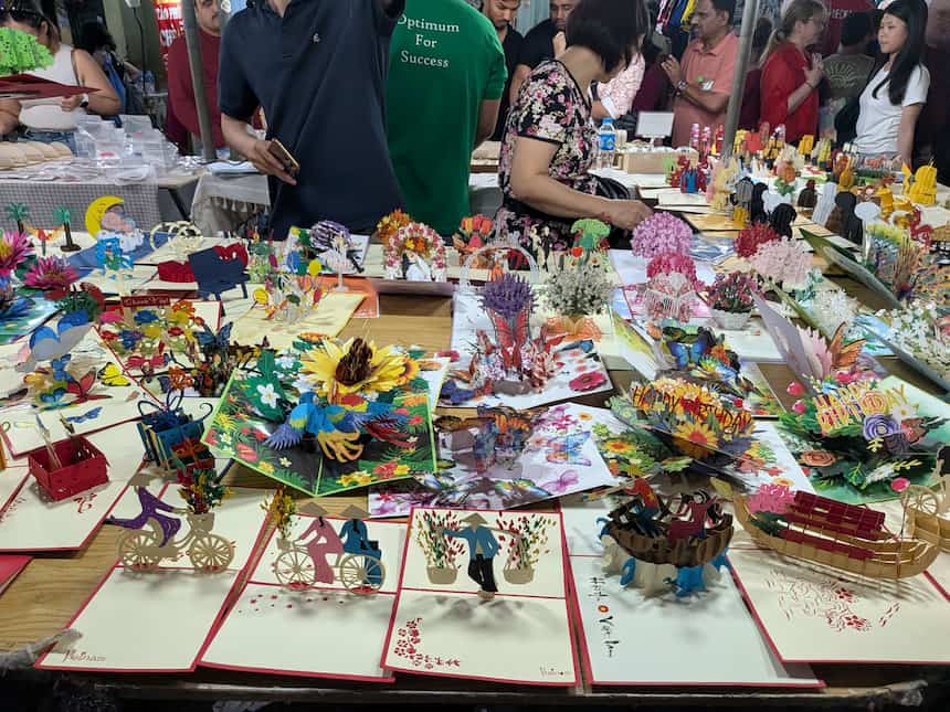 ハノイのポップアップカード屋台｜ナイトマーケットに並ぶ立体グリーティングカード