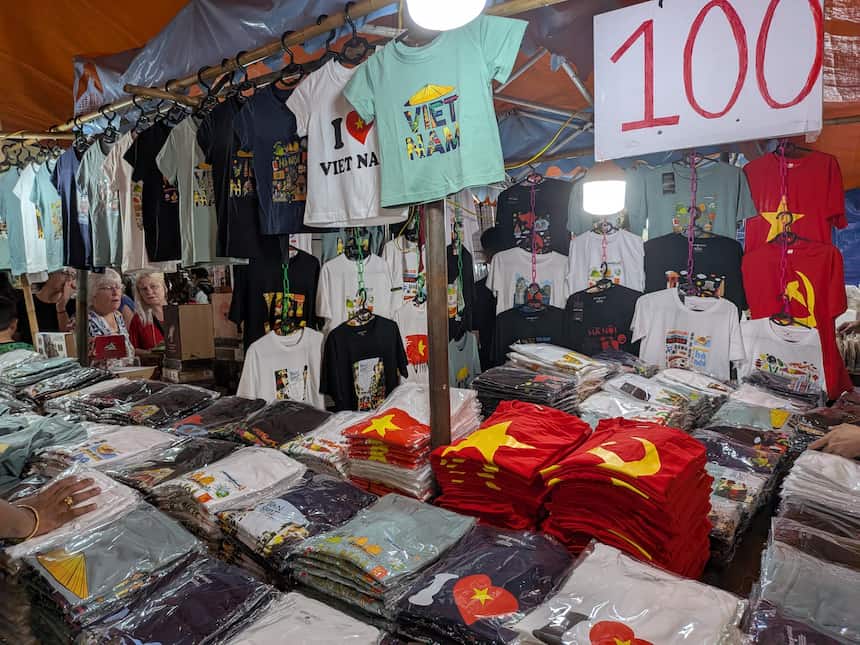 ハノイのベトナムTシャツ土産｜国旗デザインやI love Vietnamの定番アイテム