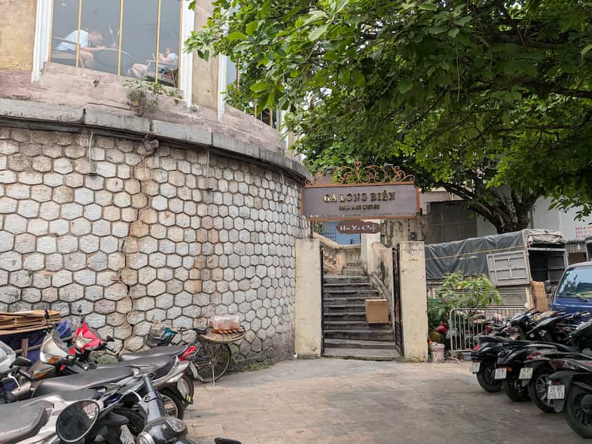 ハノイのロンビエン駅近く、Hoa Xa Cafeへ続く階段と入口の看板