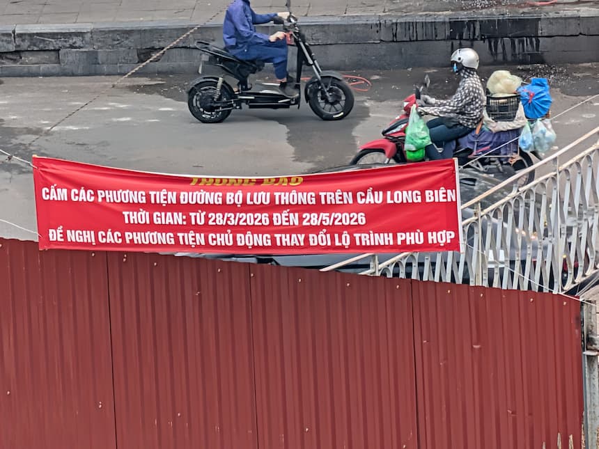  ロンビエン橋（Long Biên Bridge）の通行止めを知らせる横断幕。2026年3月28日から5月28日まで車両通行禁止である旨が記載されており、迂回を呼びかけています。