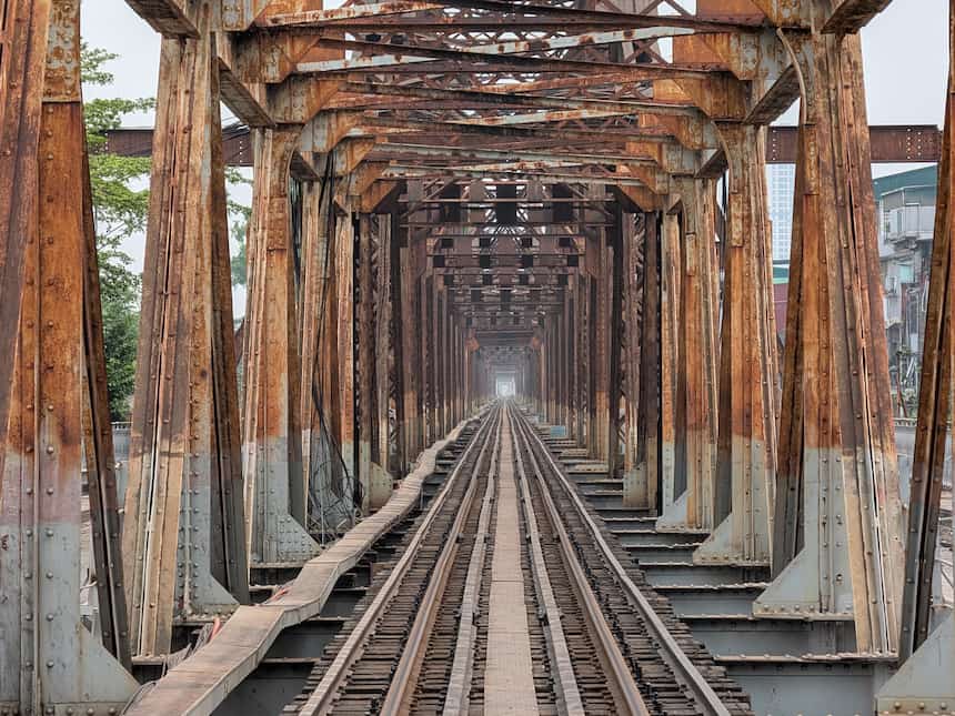 ハノイのロンビエン橋の鉄骨構造と線路が奥まで続く風景
