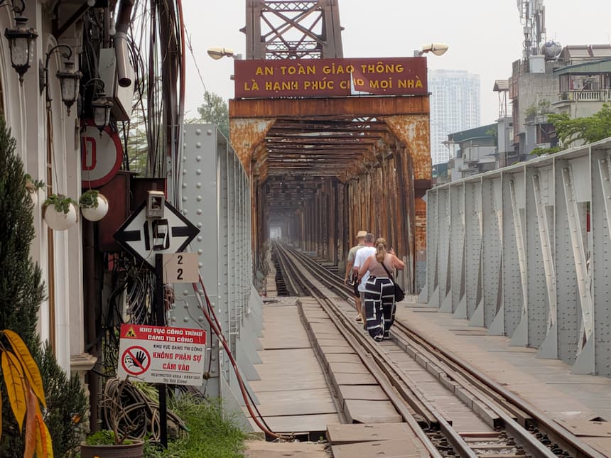 ロンビエン橋の線路脇を歩く人々の様子