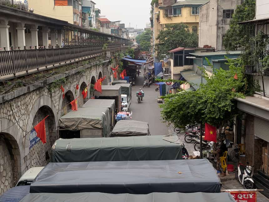 ハノイのロンビエン駅から見下ろした市場周辺の街並みと道路の様子