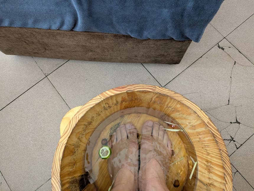 旧市街ローカル店の足湯。木桶にライムとレモングラスが浮かぶ