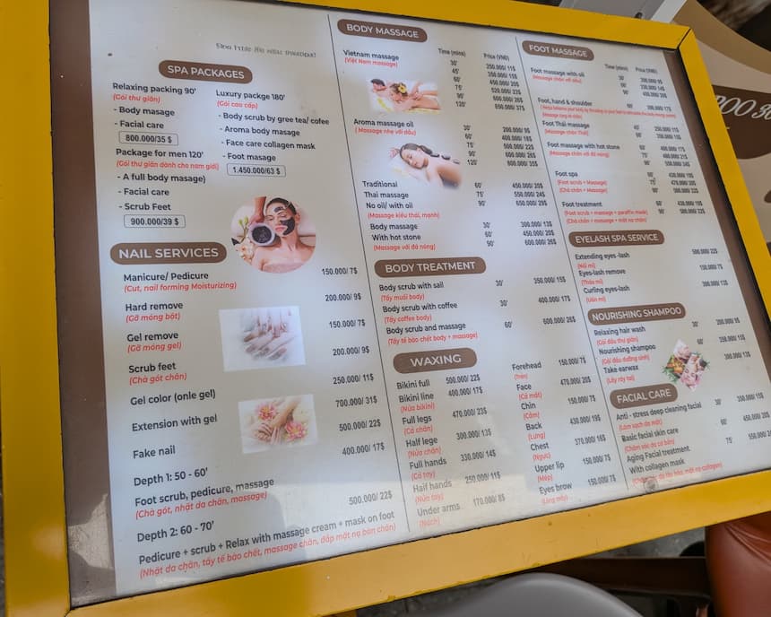 旧市街ローカル店のメニュー表。フットマッサージ60分370,000 VND、ボディマッサージ60分450,000 VNDなど、表示価格は交渉で下がる