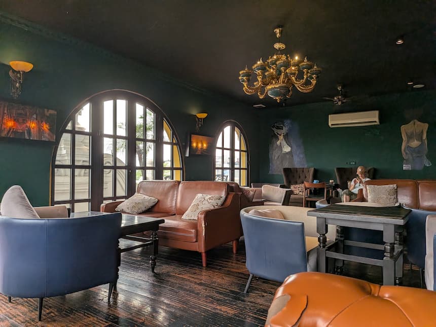 シャンデリアとアンティークソファがあるセレインカフェのクラシックな内装