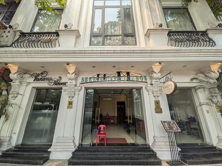 ハノイのロンビエン橋近くにあるSerein Cafeの外観