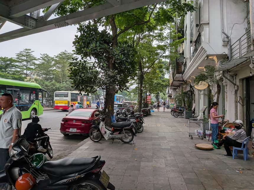 ハノイのロンビエン橋近く、Serein Cafe前の歩道とバイクが並ぶ街並み