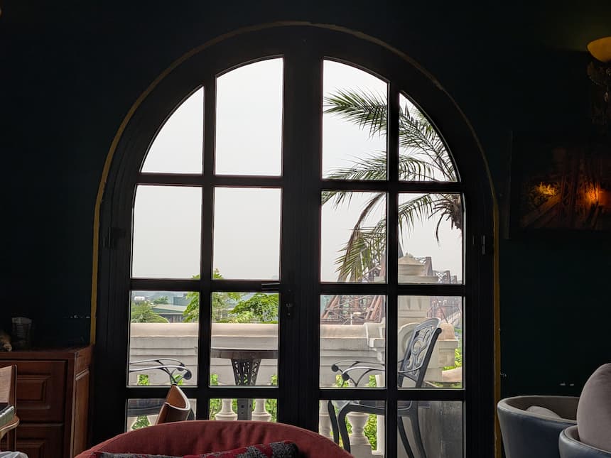 セレインカフェの窓から見えるロンビエン橋の風景