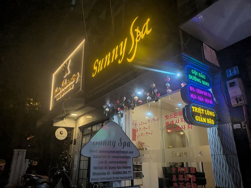 Sunny Spaの店舗外観。黄色いネオンサインが目印