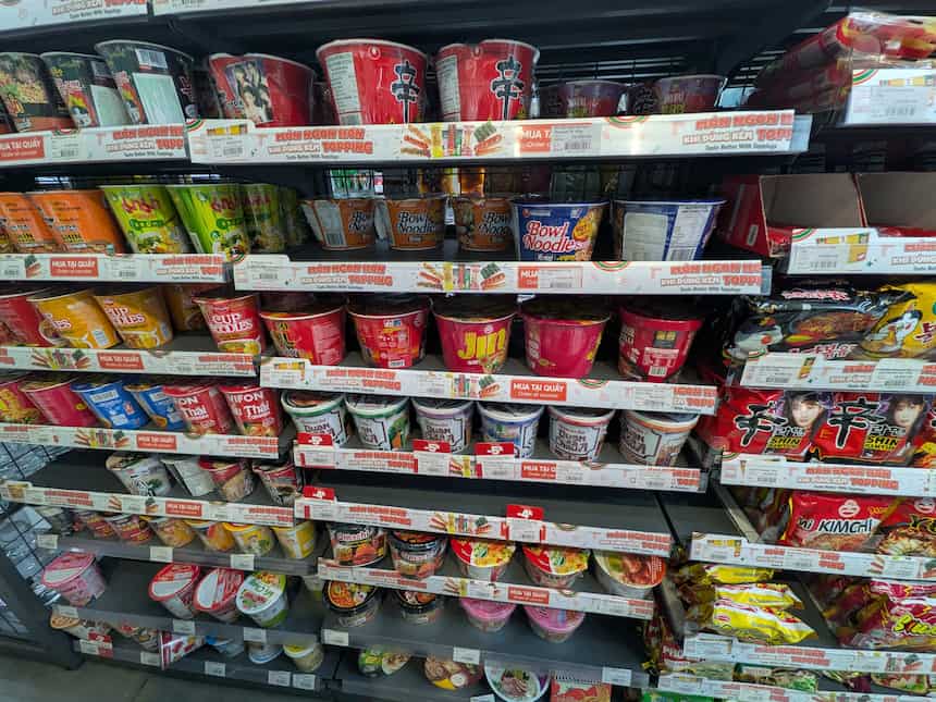 ハノイのセブンイレブン店内に並ぶカップ麺コーナー
