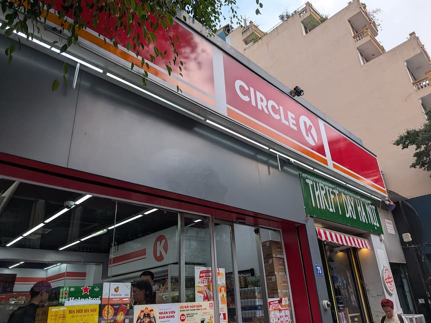 ハノイ市内の路面にあるコンビニ「Circle K」の店舗外観