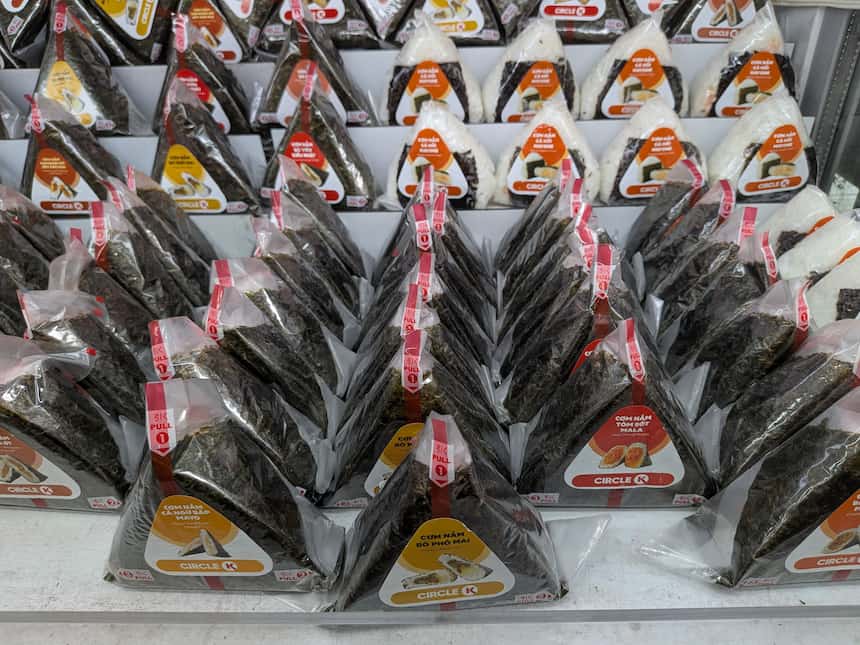 ハノイのCircle K店内で販売されているおにぎり