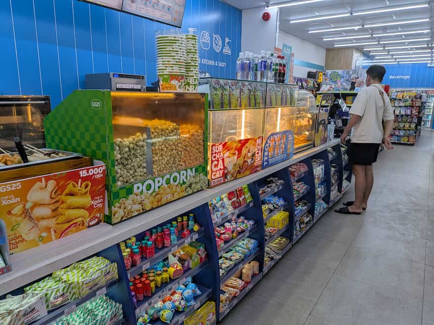 ベトナム・ハノイのGS25レジ周辺に並ぶ軽食やお菓子